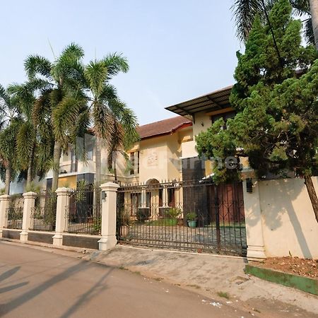 Sr Residence Near Mall Ciputra Cibubur Mitra Reddoorz Bekasi Exterior foto