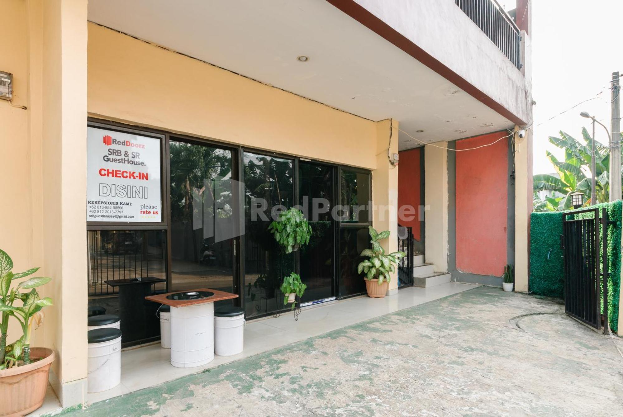 Sr Residence Near Mall Ciputra Cibubur Mitra Reddoorz Bekasi Exterior foto