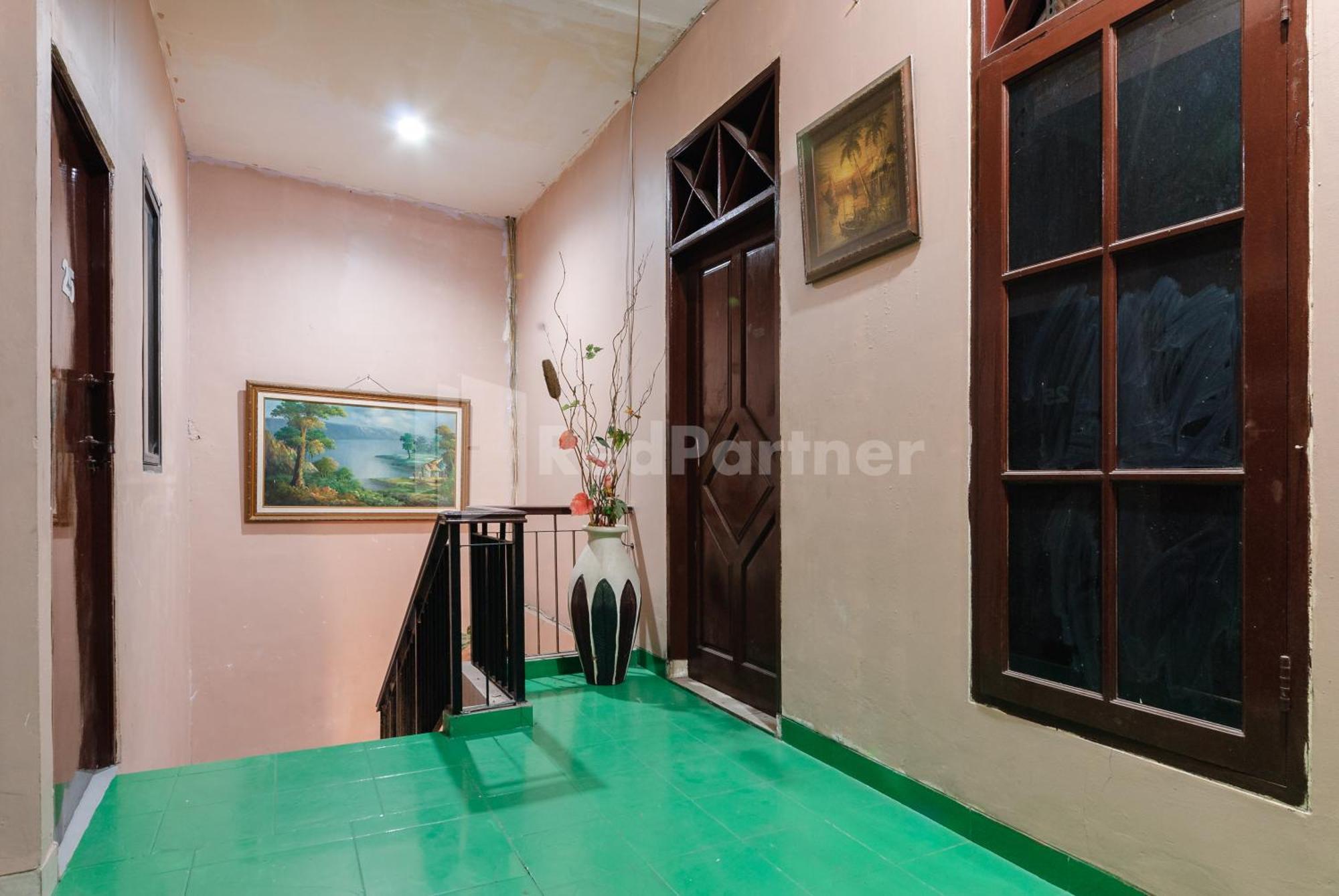Sr Residence Near Mall Ciputra Cibubur Mitra Reddoorz Bekasi Exterior foto